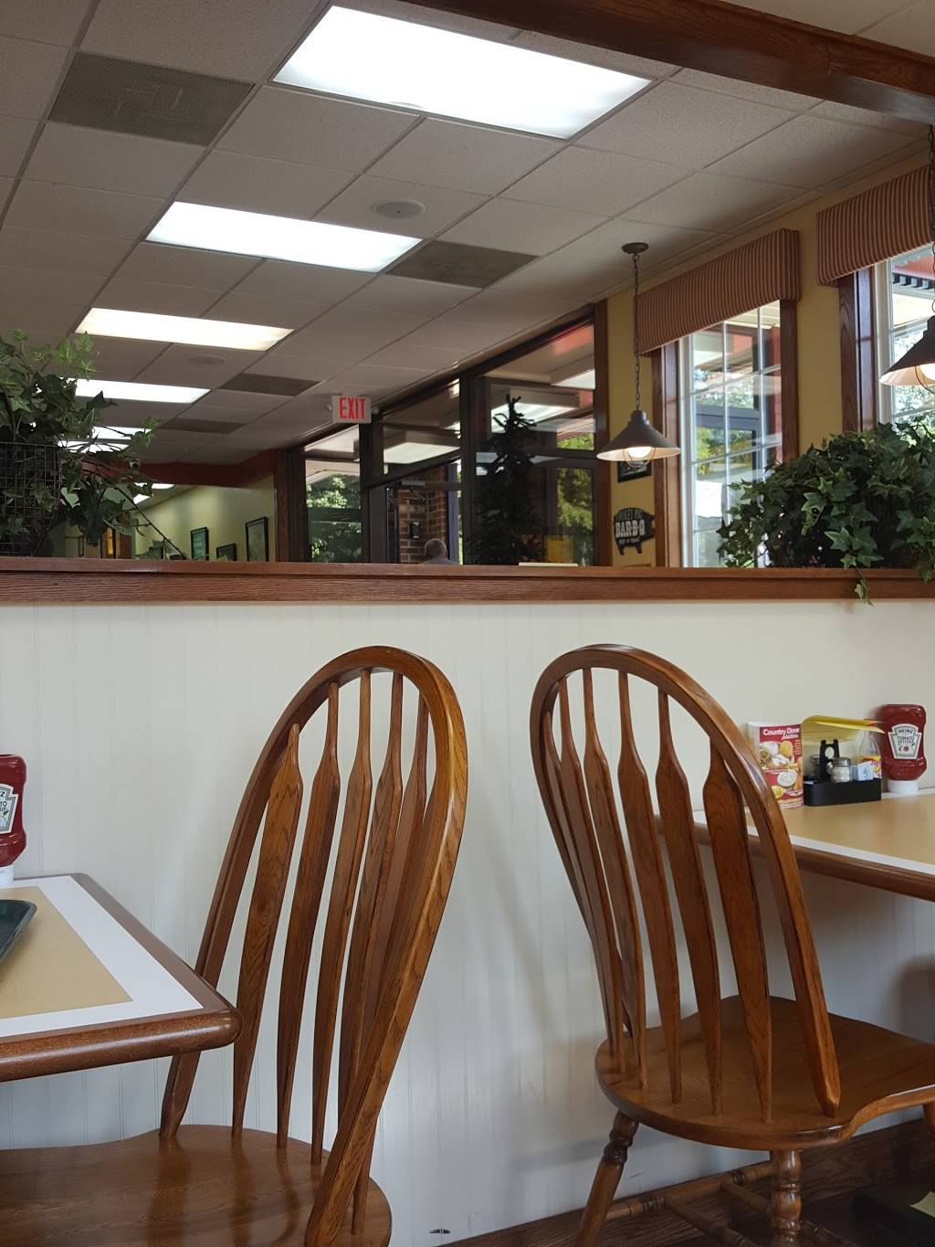 Tudors Biscuit World | restaurant | 3301 E Cumberland Rd, Bluefield, WV 24701, USA | 3043232333 OR +1 304-323-2333