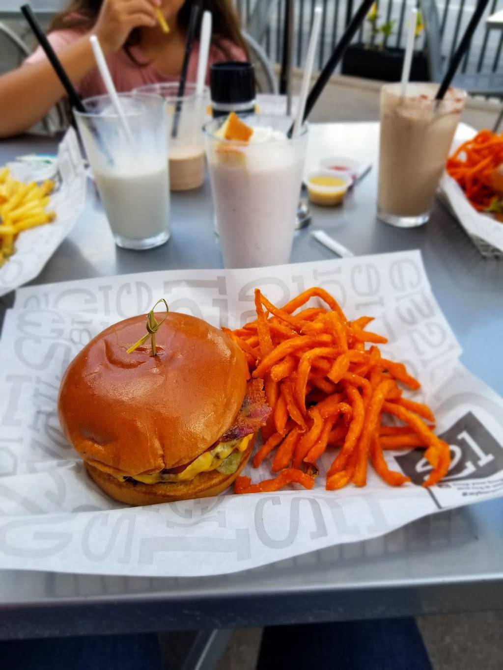 Burger 21 Lakeland | restaurant | 1601 Town Center Dr, Lakeland, FL 33803, USA | 8639378002 OR +1 863-937-8002