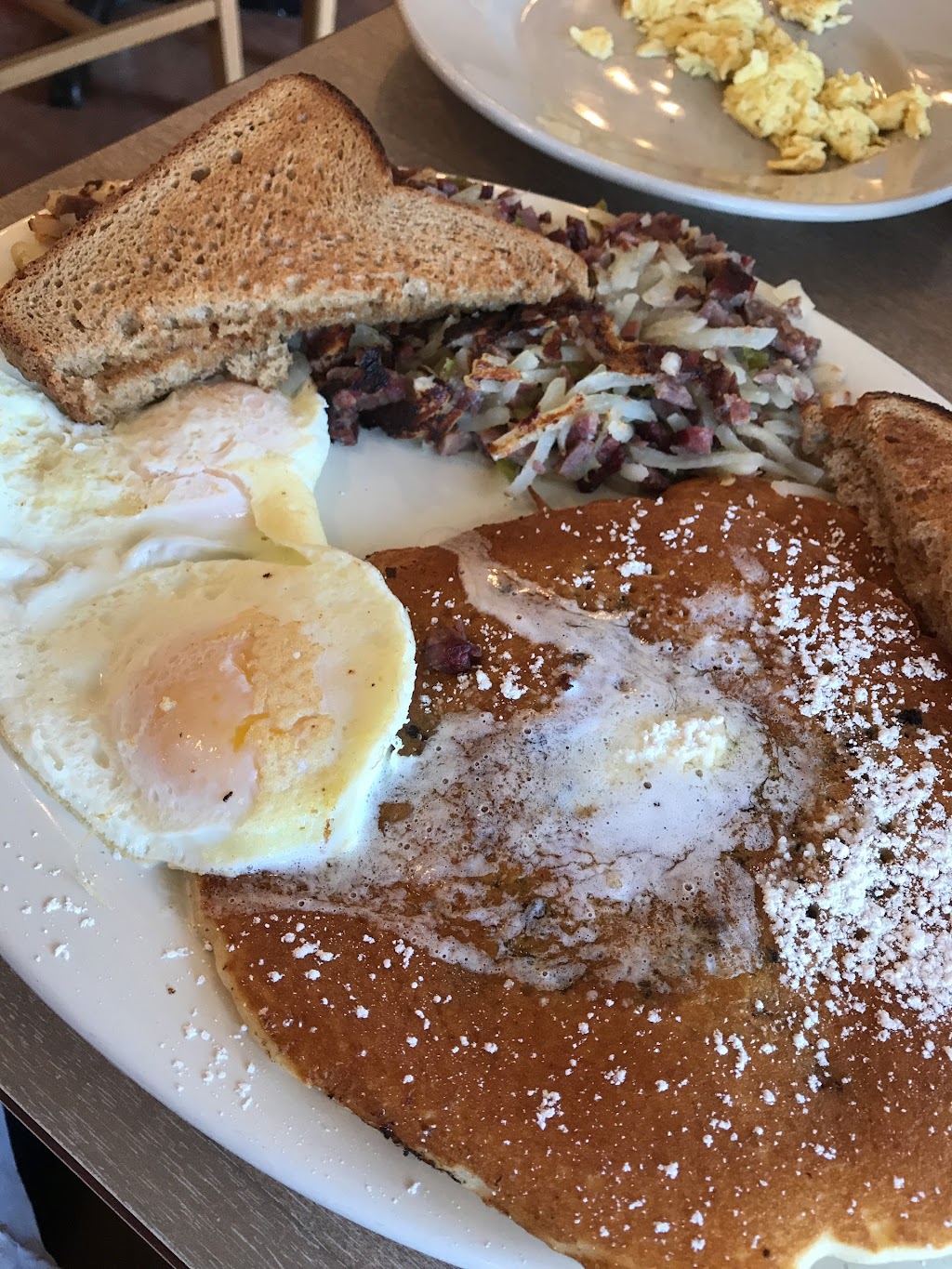 Ernies Restaurant | restaurant | 212 Water St, New Shoreham, RI 02807, USA | 4012079231 OR +1 401-207-9231