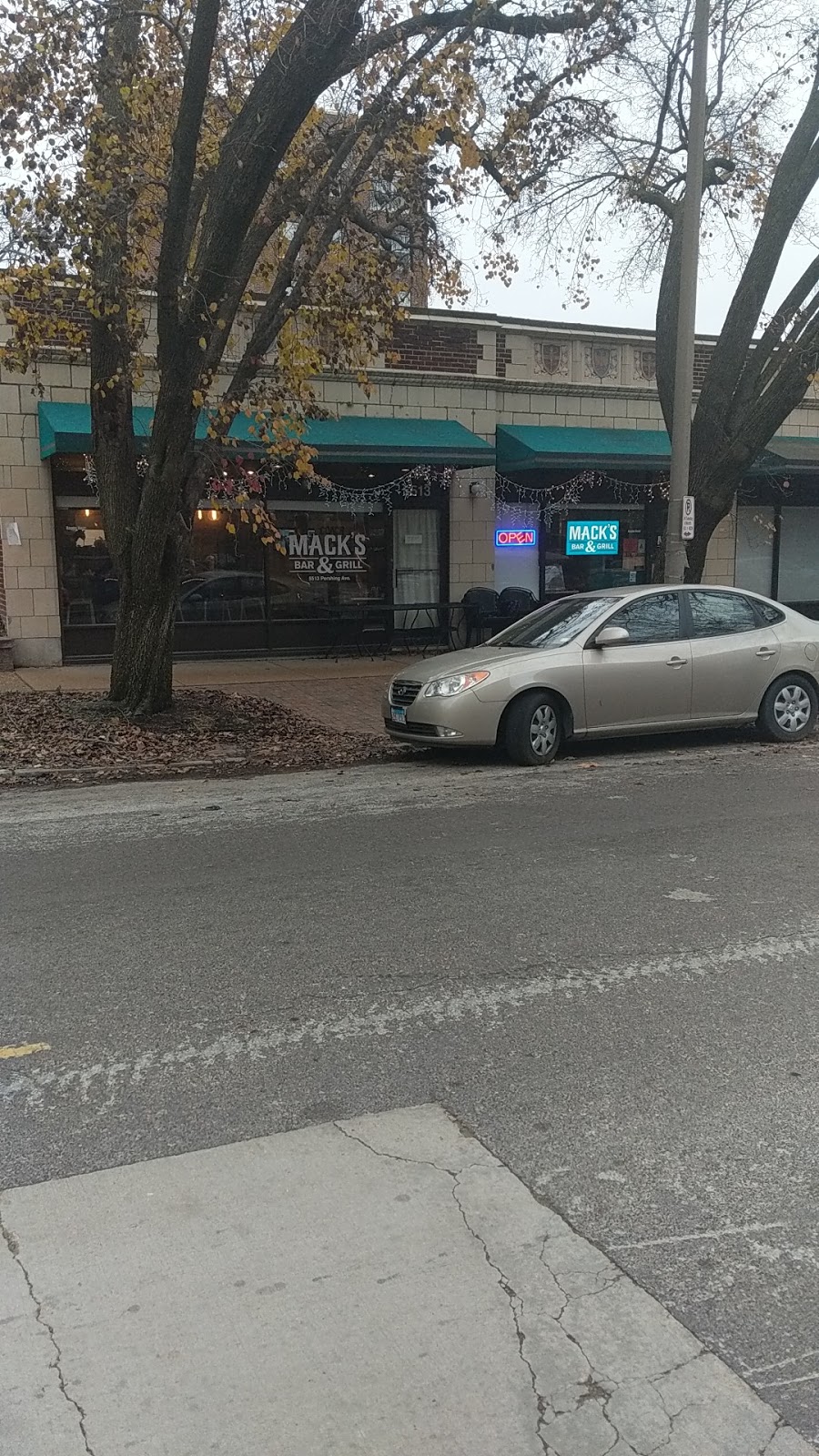 Macks Bar and Grill | restaurant | 5513 Pershing Ave, St. Louis, MO 63112, USA | 3143548436 OR +1 314-354-8436