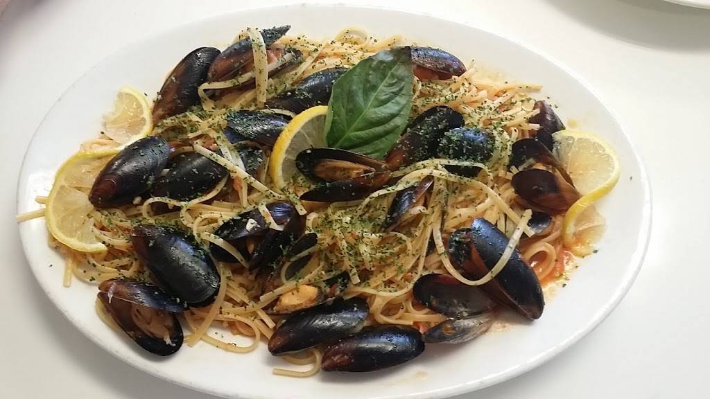 Castello Pizza | restaurant | 994 W Main St, Meriden, CT 06451, USA | 2034402100 OR +1 203-440-2100