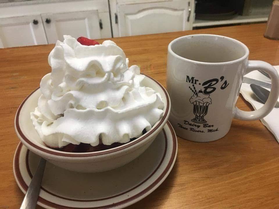 Mr Bs Dairy Bar | restaurant | 403 6th St, Three Rivers, MI 49093, USA | 2692783495 OR +1 269-278-3495