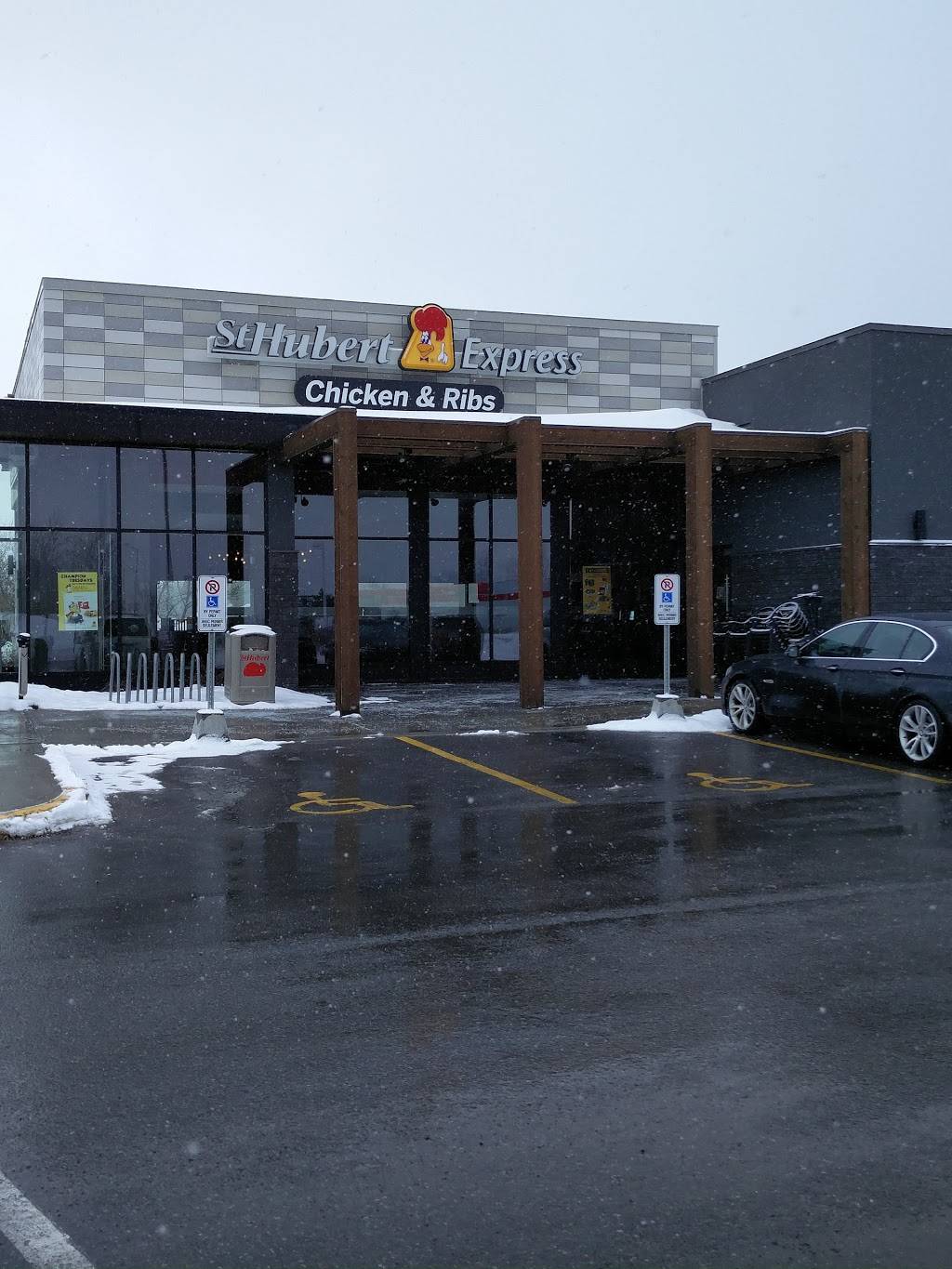 St-Hubert Express | restaurant | 4010 Riverside Dr, Ottawa, ON K1V 2E8, Canada | 6137399995 OR +1 613-739-9995