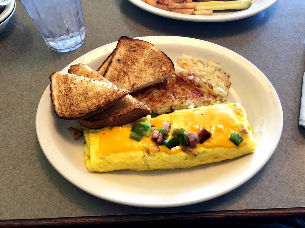 The Creamery Crossing | restaurant | 2 S Pine Dr, Circle Pines, MN 55014, USA | 7637109112 OR +1 763-710-9112