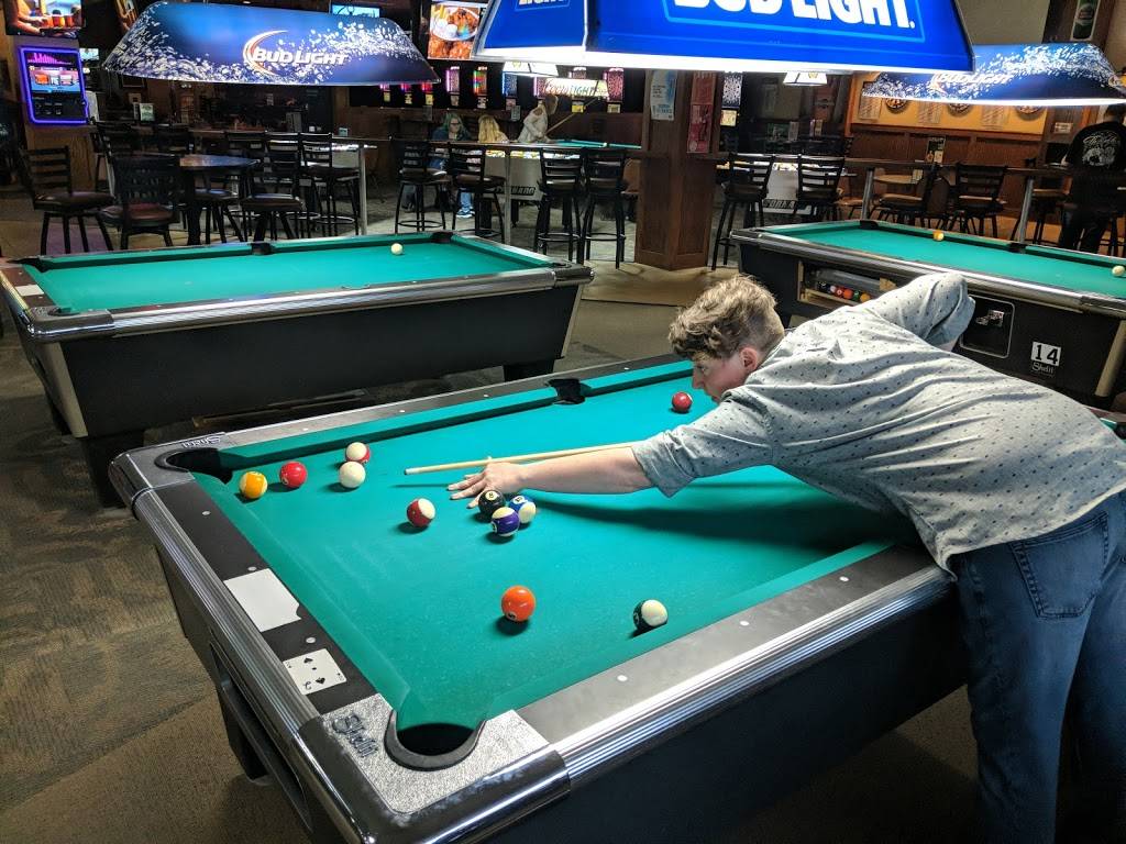 Sharks Restaurant & Billiards | restaurant | 10320 Shawnee Mission Pkwy, Shawnee, KS 66203, USA | 9132684006 OR +1 913-268-4006