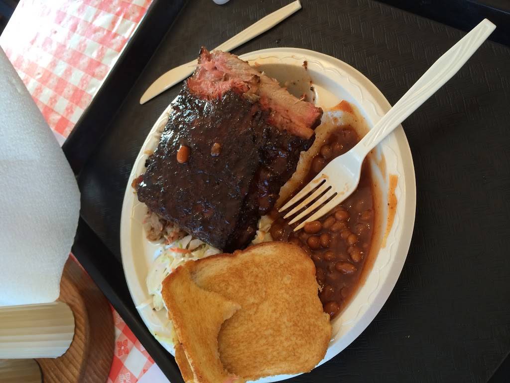 Hog Wild Pit Bar-B-Q | restaurant | 1530 W Central Ave, El Dorado, KS 67042, USA | 3163219453 OR +1 316-321-9453