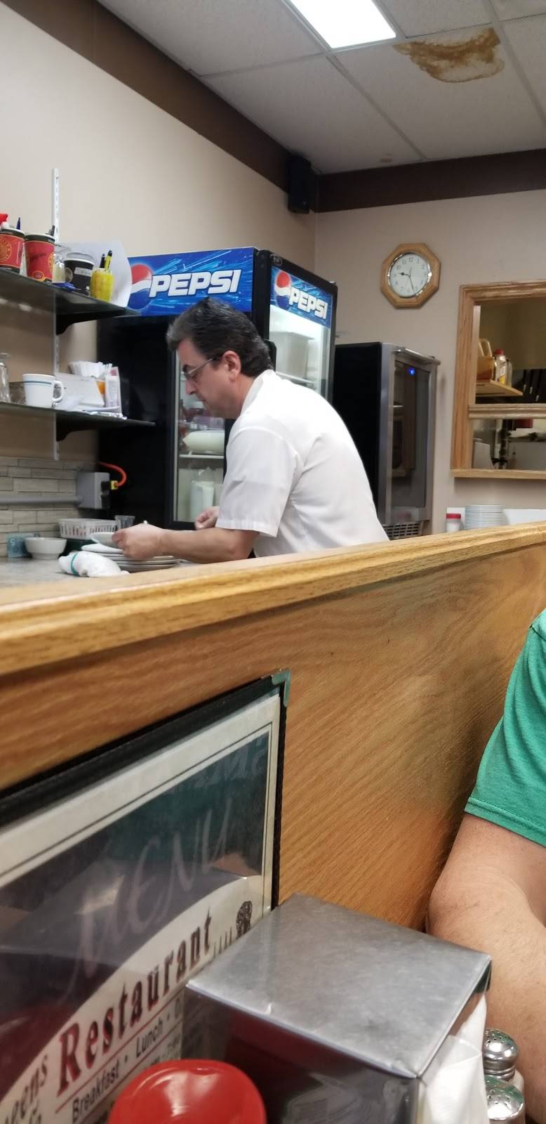 Queens Café Restaurant | restaurant | 149 Broadway, Tillsonburg, ON N4G 3P7, Canada | 5196880191 OR +1 519-688-0191