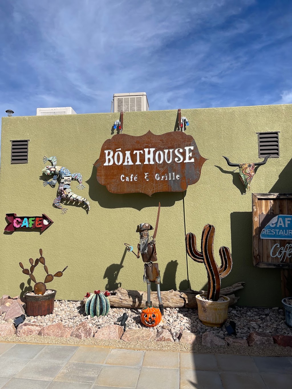 The BoatHouse Cafe & Grille | restaurant | 30185 Escalante Blvd, Meadview, AZ 86444, USA | 9283288850 OR +1 928-328-8850