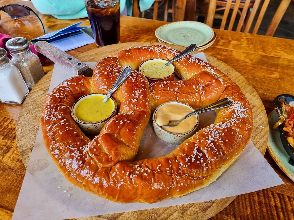 The Yodler Restaurant & Bar | restaurant | 10000 Minaret Rd #2120, Mammoth Lakes, CA 93546, USA | 7609340636 OR +1 760-934-0636