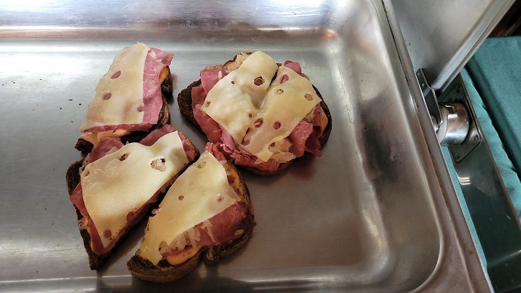 Wintons Tavern | restaurant | 47 Country Club Dr, Westport, NY 12993, USA | 5189628283 OR +1 518-962-8283