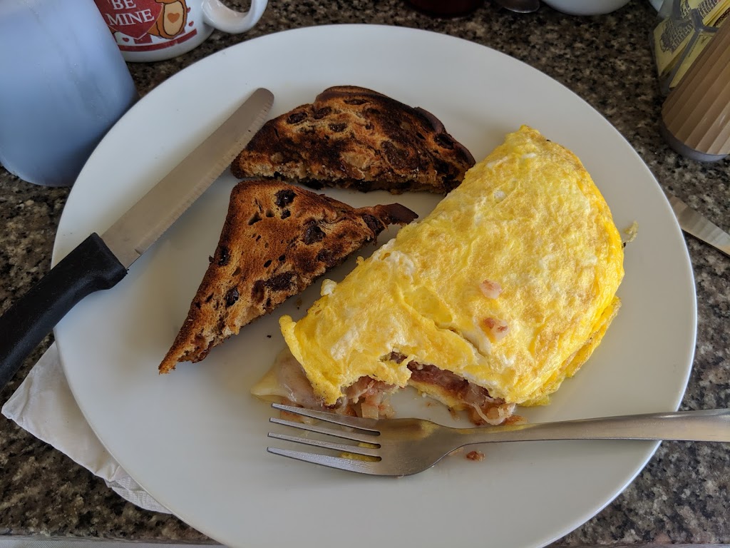 Bethanys Airport Diner | restaurant | 4 Center Rd, New Shoreham, RI 02807, USA | 4014663100 OR +1 401-466-3100