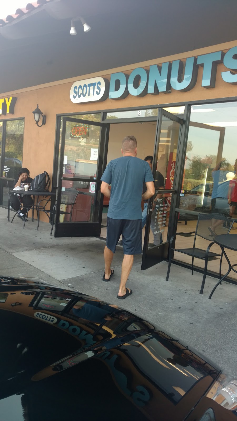 Scotts Donuts & Cafe | bakery | 27500 Marguerite Pkwy #3, Mission Viejo, CA 92692, USA | 9493642263 OR +1 949-364-2263