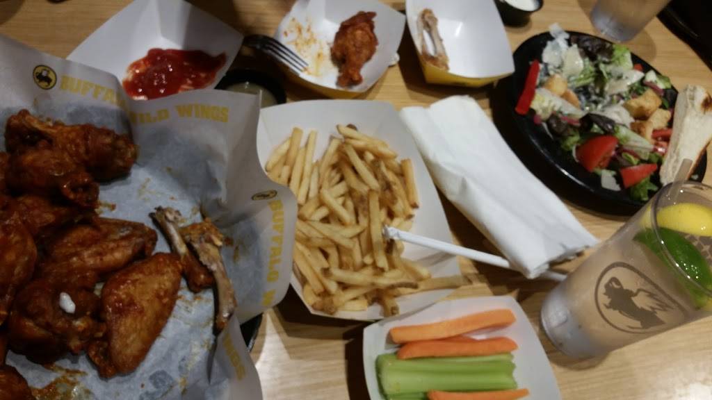 Buffalo Wild Wings | restaurant | 4999 Old Orchard Rd, Skokie, IL 60077, USA | 8476742034 OR +1 847-674-2034
