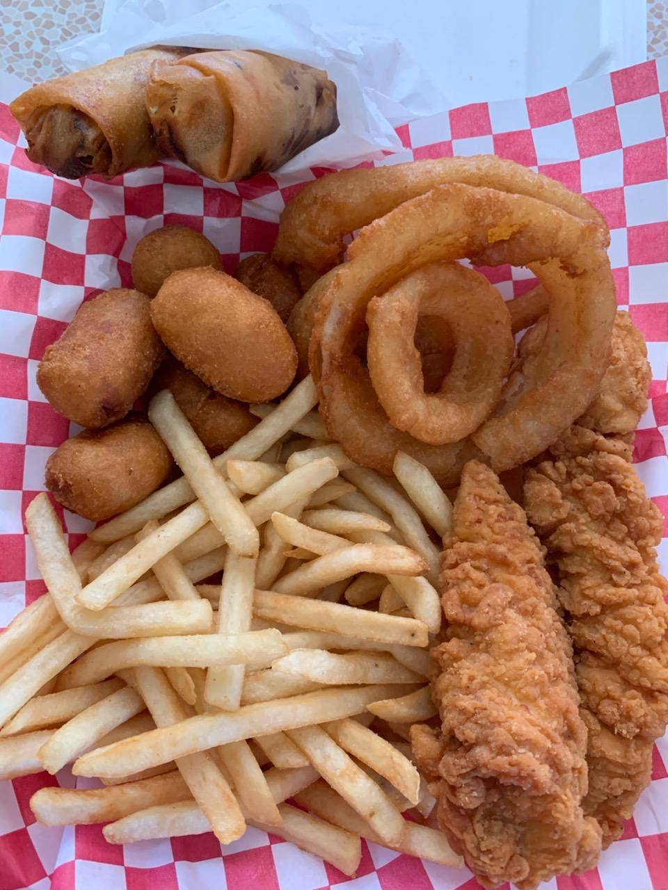 Maxines Drive In | restaurant | 1208 Sacramento Ave, Broderick, CA 95605, USA | 9169429979 OR +1 916-942-9979