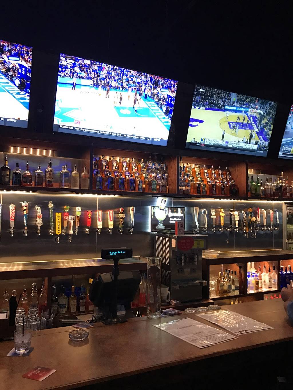 On the Rox Sports Bar and Grill | restaurant | 10535 Jones Rd #300, Houston, TX 77065, USA | 2818077500 OR +1 281-807-7500