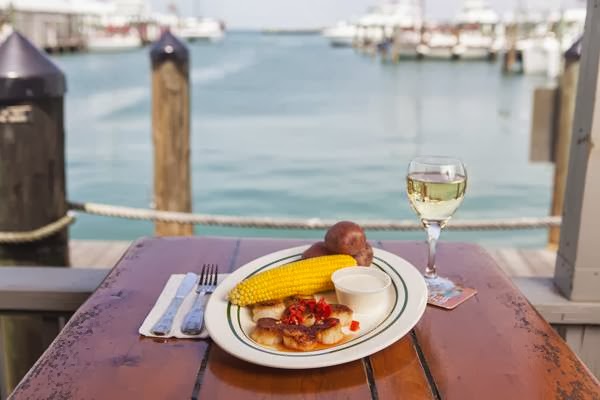 Half Shell Raw Bar | restaurant | 231 Margaret St, Key West, FL 33040, USA | 3052947496 OR +1 305-294-7496