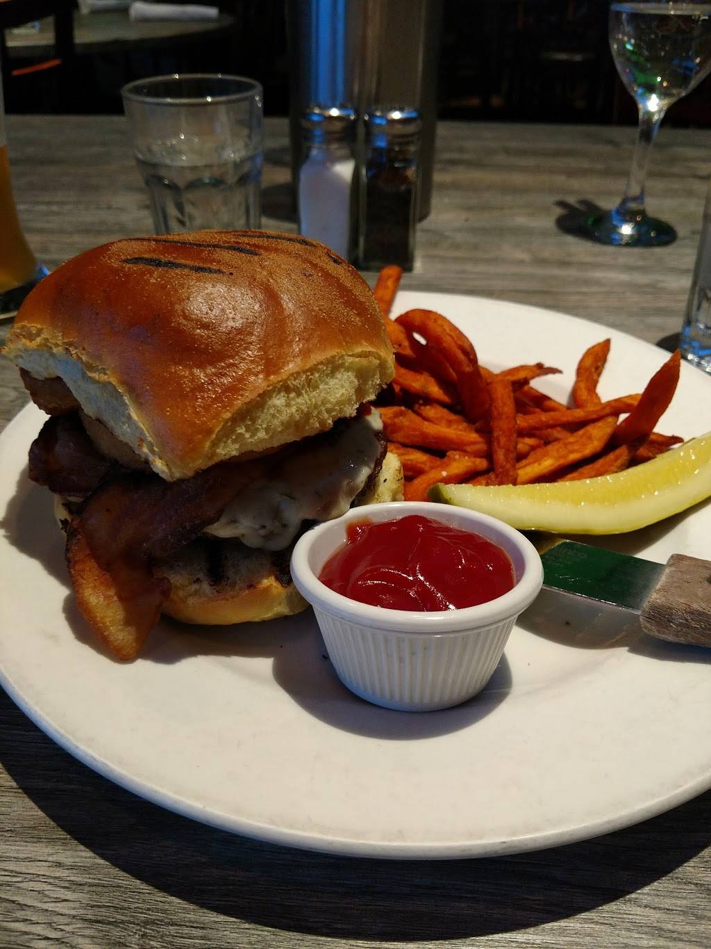 JJ Coopers | restaurant | 124 W Park Ave, Long Beach, NY 11561, USA | 5164313133 OR +1 516-431-3133