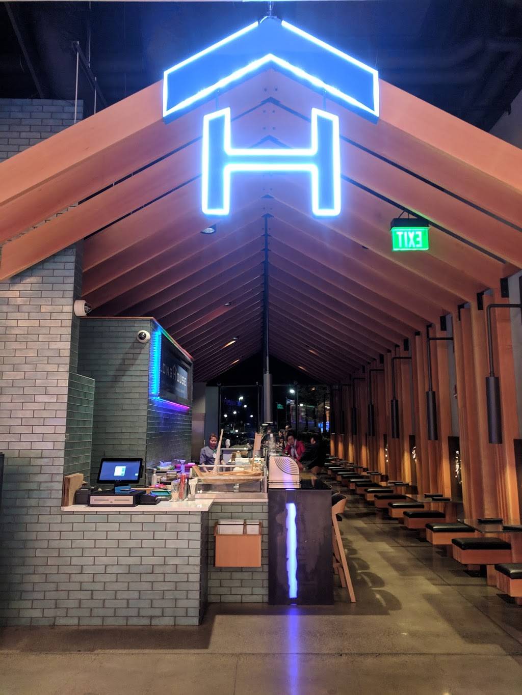 Longhouse | restaurant | 1 Cowlitz Way, Ridgefield, WA 98642, USA | 3608876447 OR +1 360-887-6447