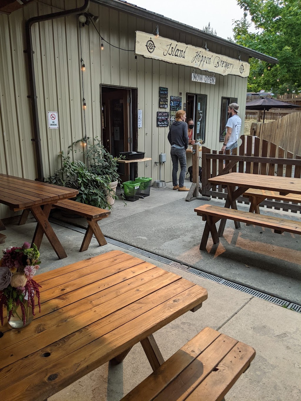 Island Hoppin Brewery | restaurant | 33 Hope Ln, Eastsound, WA 98245, USA | 3603766079 OR +1 360-376-6079