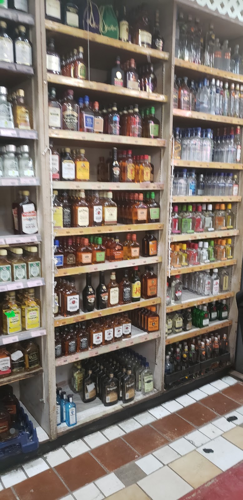 Gees Liquor | restaurant | 3415 52nd Ave, Hyattsville, MD 20781, USA | 3012772727 OR +1 301-277-2727