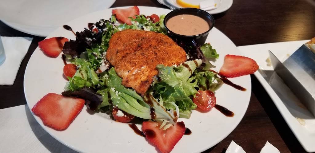 Stripers Waterside | restaurant | 333 Waterside Dr, Norfolk, VA 23510, USA | 7578374100 OR +1 757-837-4100