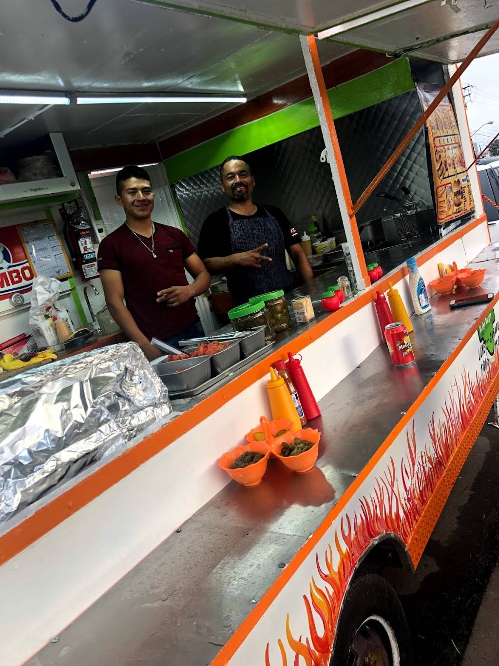 Rudys Burger | restaurant | Llantas mora, Lucio Blanco, 22706 Rosarito, B.C., Mexico | 016647700103 OR +52 664 770 0103