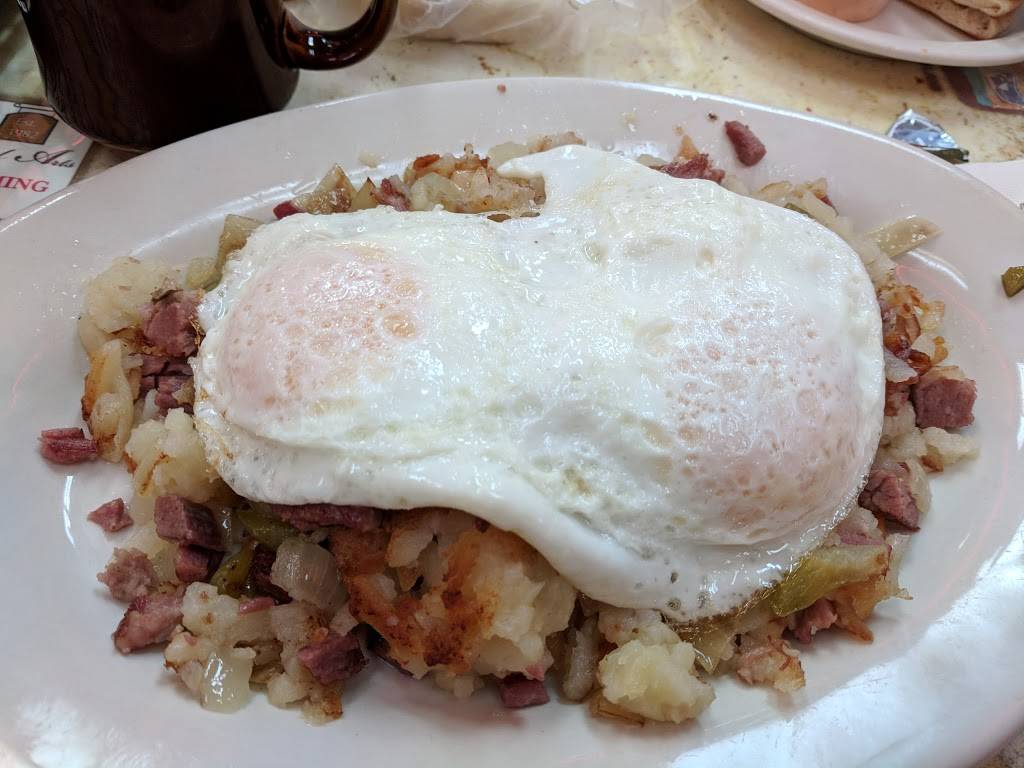 Holiday Grill Coney Island | restaurant | 22926 Michigan Ave, Dearborn, MI 48124, USA | 3137249979 OR +1 313-724-9979