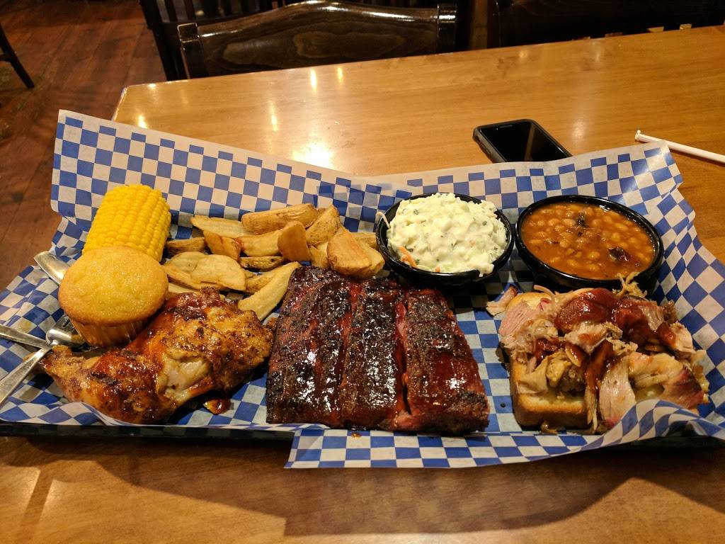 Famous Daves Bar-B-Que | restaurant | 2131 Snelling Ave N, Roseville, MN 55113, USA | 6516334800 OR +1 651-633-4800