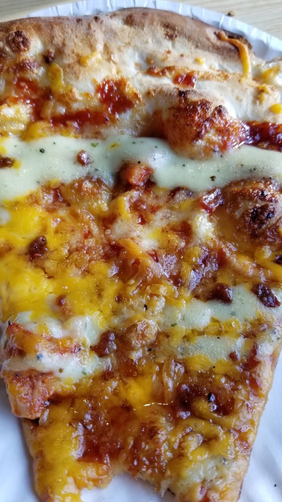 Ians Pizza Garver | restaurant | 3241 Garver Green Suite 121, Madison, WI 53704, USA | 6082579248 OR +1 608-257-9248