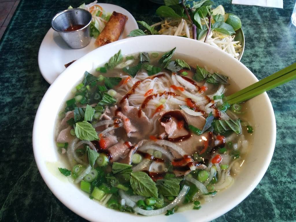 Restaurant Nguyen Phi | restaurant | 6260 Chemin de la Côte-des-Neiges, Montréal, QC H3S 2A3, Canada | 5143441863 OR +1 514-344-1863