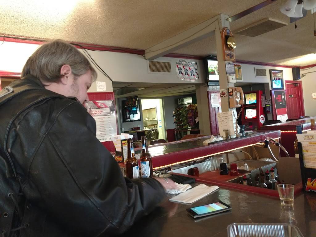 Finish Line Bar & Grille | restaurant | 6735 Center Rd, Lowellville, OH 44436, USA | 3305368150 OR +1 330-536-8150