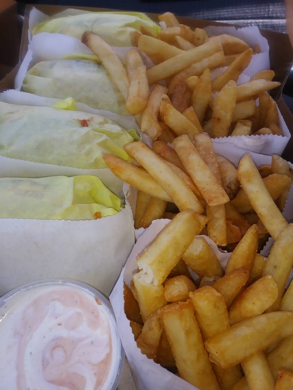 Lucky Guys Burgers | restaurant | 401 S Main St, Santa Ana, CA 92701, USA | 7145431939 OR +1 714-543-1939