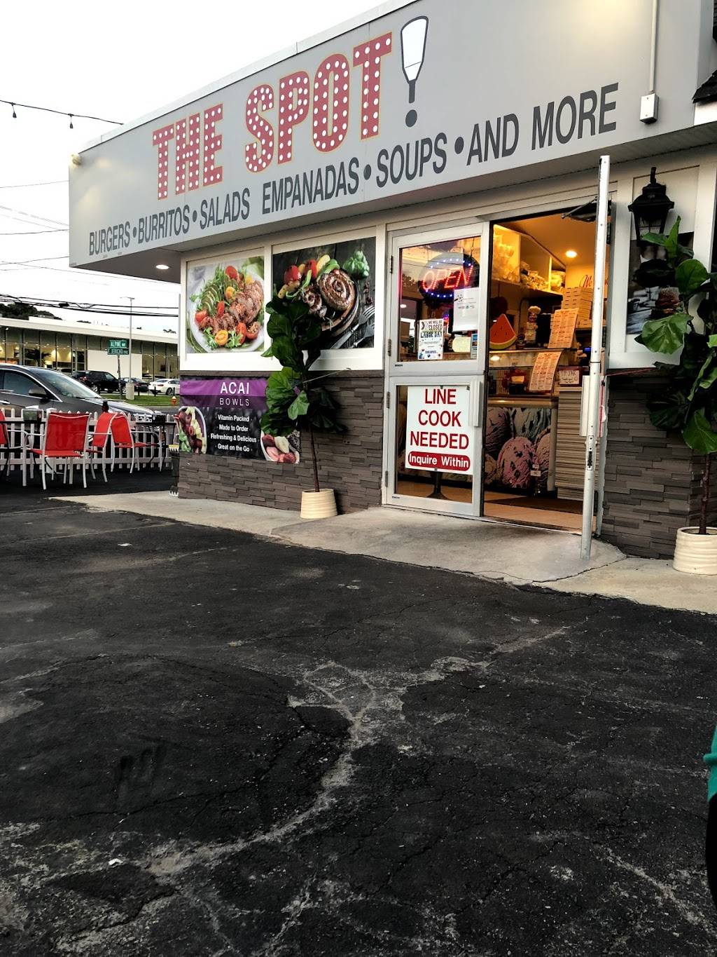 The Spot | restaurant | 918 E Jericho Turnpike, Huntington Station, NY 11746, USA | 6314237768 OR +1 631-423-7768