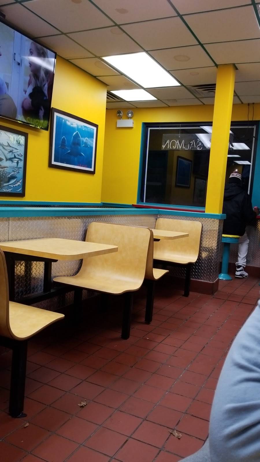 Sharks Fish & Chicken | restaurant | 2500 St Charles Rd, Bellwood, IL 60104, USA | 7084939300 OR +1 708-493-9300