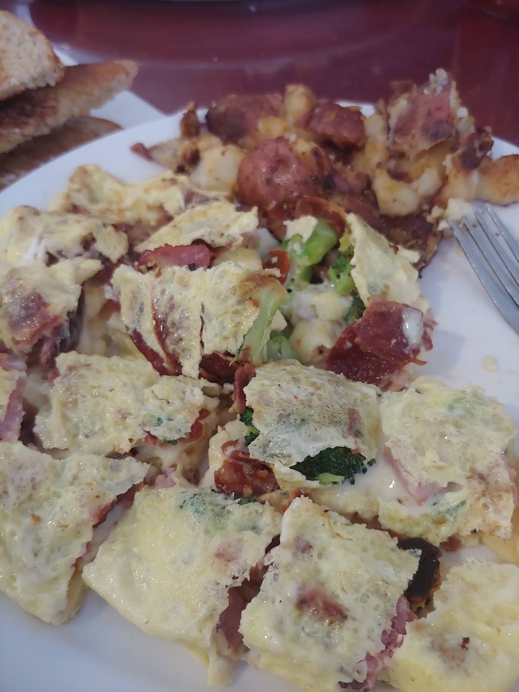 Rochelles Restaurant | restaurant | 586 N Main St, Acushnet, MA 02743, USA | 5089853055 OR +1 508-985-3055