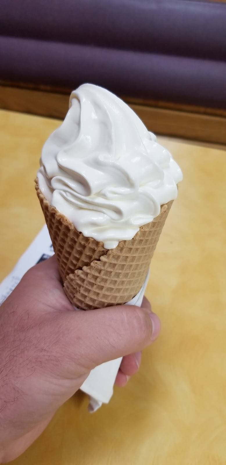 Braums Ice Cream & Burger Restaurant | restaurant | 812 S Stemmons Fwy, Lewisville, TX 75067, USA | 9722213312 OR +1 972-221-3312