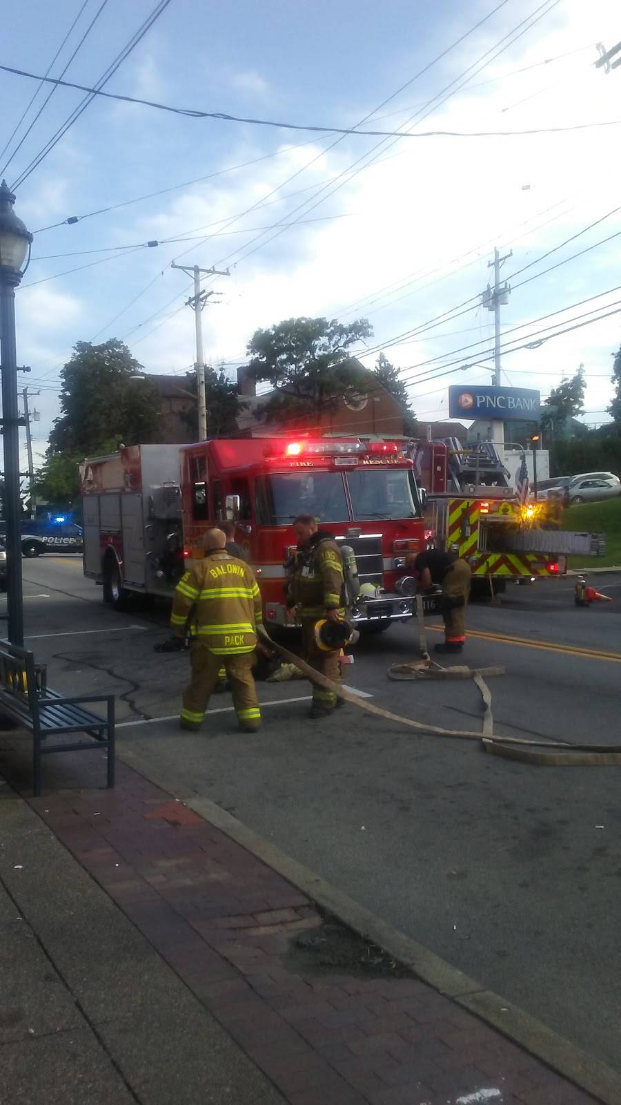 Italian Village Pizza | restaurant | 2713 Brownsville Rd, Pittsburgh, PA 15227, USA | 4128811400 OR +1 412-881-1400