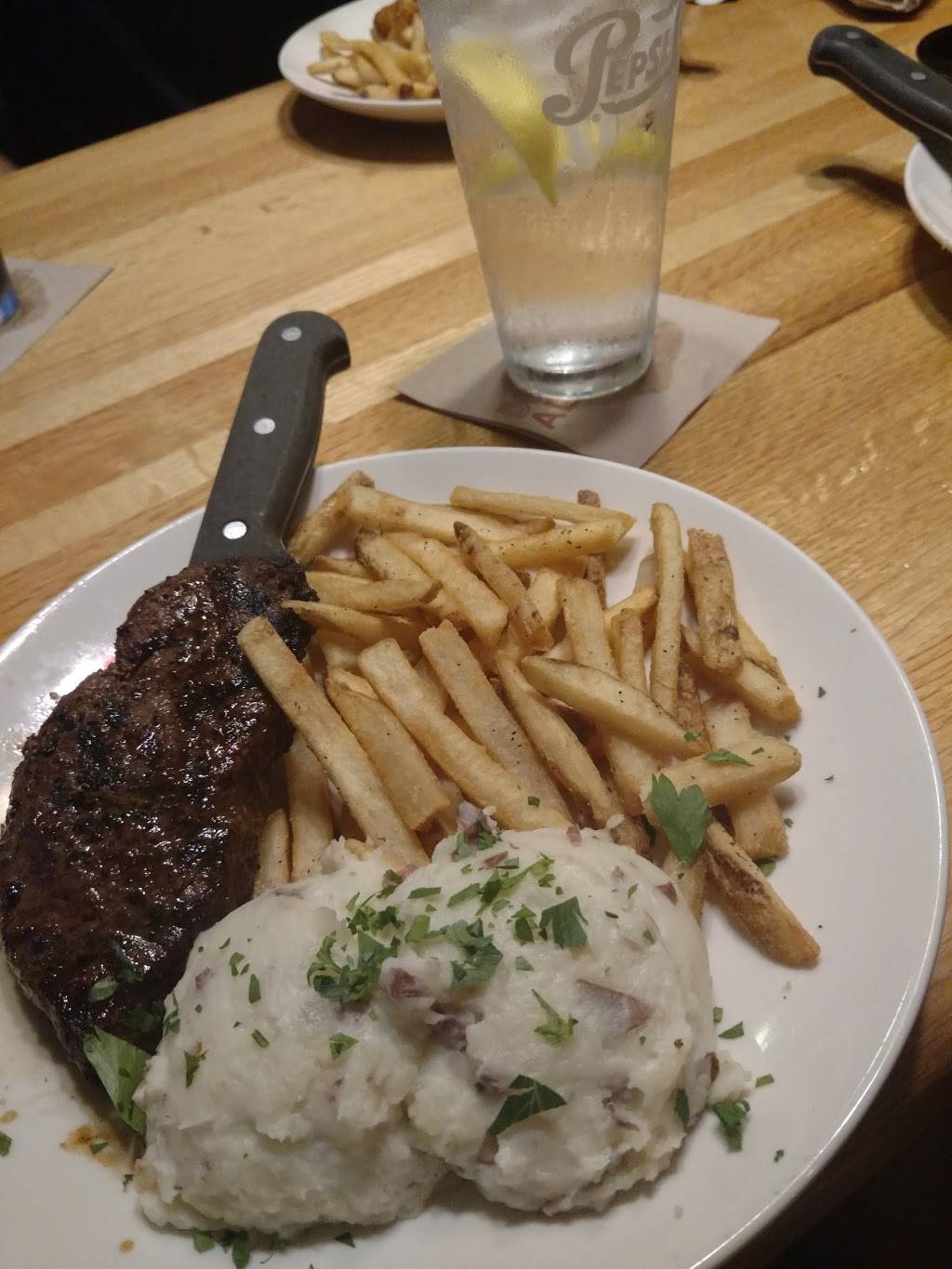 Applebees Grill + Bar | restaurant | 1987 Wentzville Pkwy, Wentzville, MO 63385, USA | 6363329249 OR +1 636-332-9249