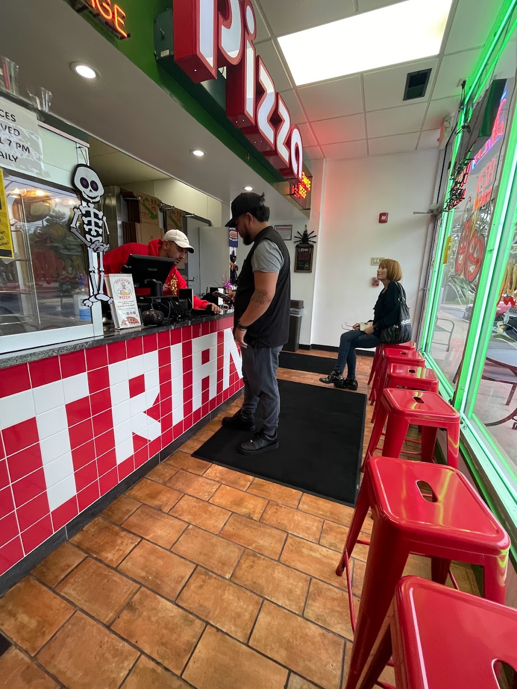 Trianos Pizza & Beef | restaurant | 704 S Main St, Lombard, IL 60148, USA | 6306139017 OR +1 630-613-9017