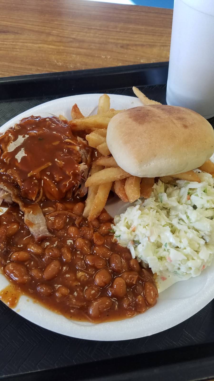 Three Little Pigs Bar-B-Q | restaurant | 5145 Quince Rd, Memphis, TN 38117, USA | 9016857094 OR +1 901-685-7094