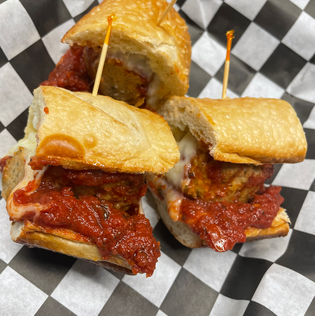 Decades Pub and Grub | restaurant | 2314 4th St, Tuscaloosa, AL 35401, USA | 2056502989 OR +1 205-650-2989