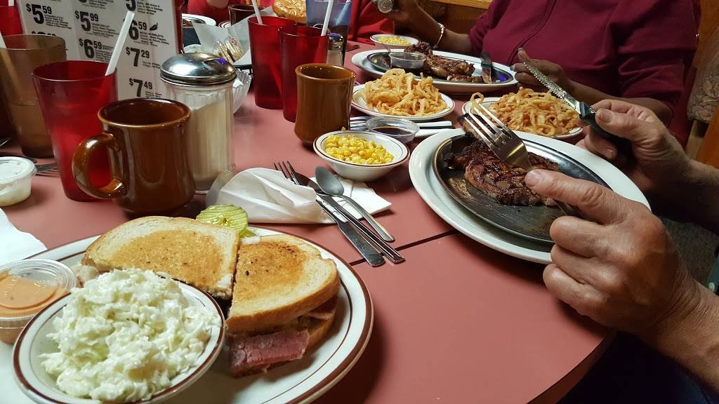 Michaels Family Restaurant | restaurant | 8417 W Cleveland Ave, West Allis, WI 53227, USA | 4145452302 OR +1 414-545-2302