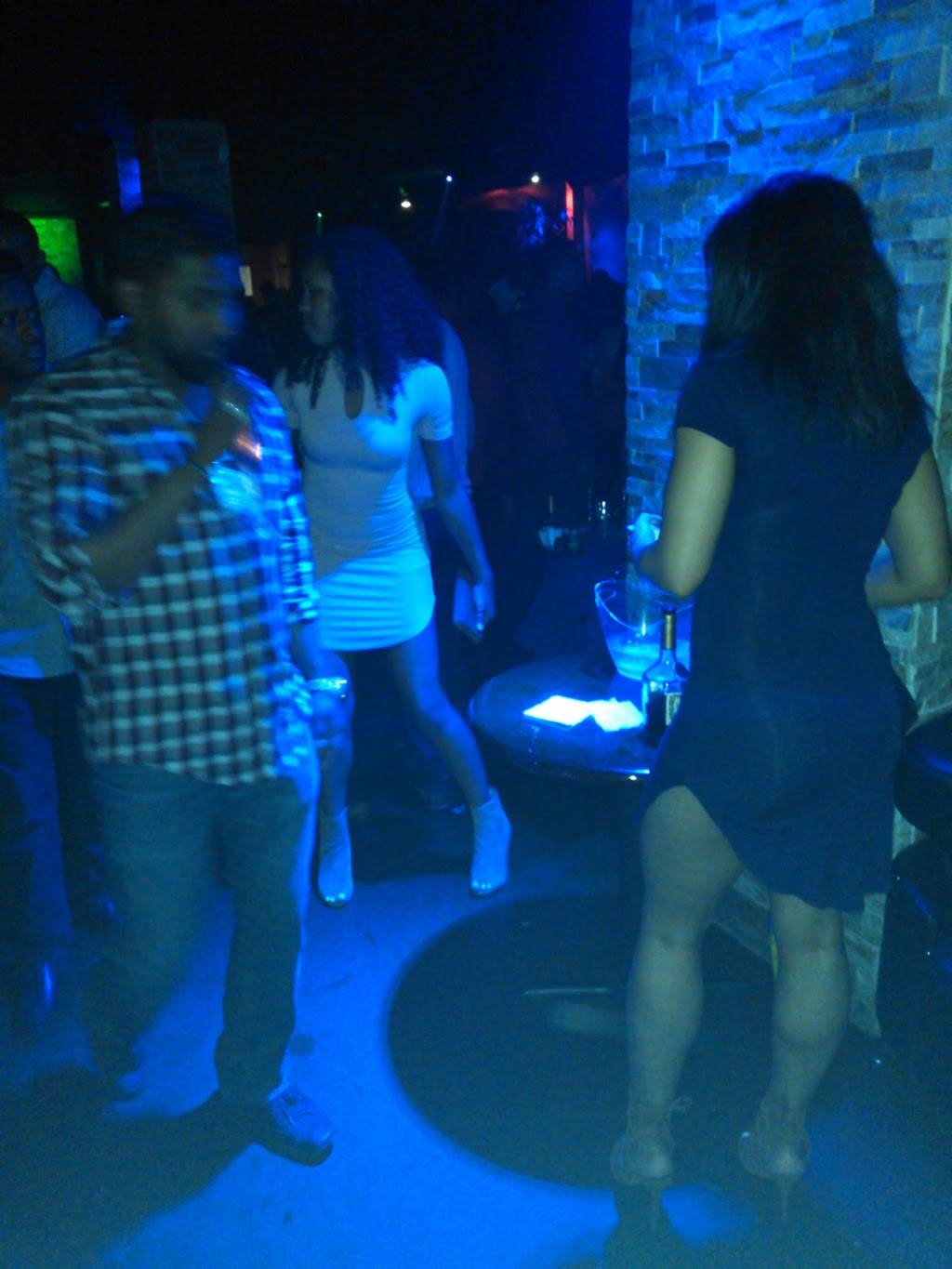 Mingles | restaurant | 13018 101st Ave, Jamaica, NY 11419, USA | 7188056507 OR +1 718-805-6507