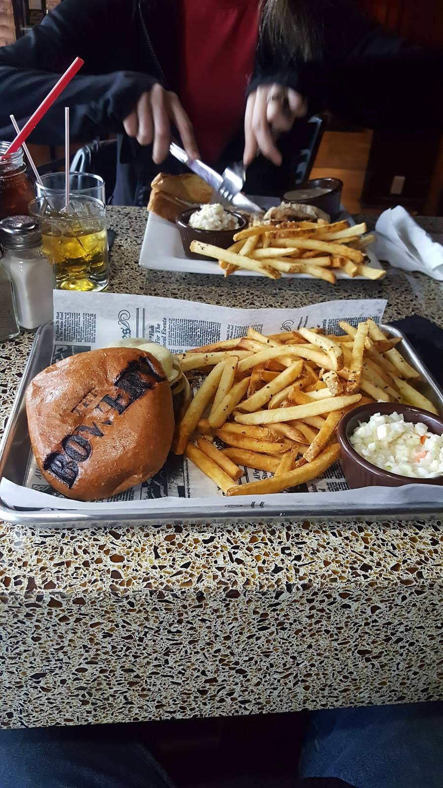 The Bowery Grille & Pub | restaurant | 3658, 41275 Ford Rd, Canton, MI 48187, USA | 7349811313 OR +1 734-981-1313