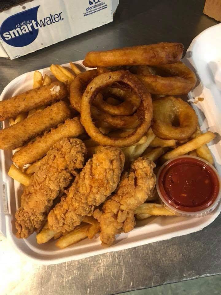 Lindys Country Store | restaurant | 405 Middle Rd, Brentwood, NH 03833, USA | 6036428101 OR +1 603-642-8101