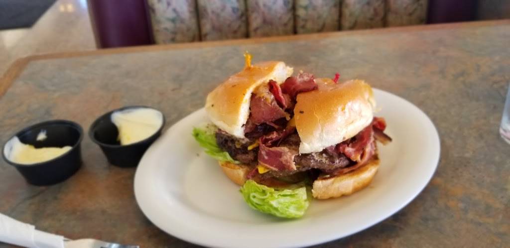 Toms Famous Burgers 5 | restaurant | 3635 E Imperial Hwy, Lynwood, CA 90262, USA | 3106318633 OR +1 310-631-8633