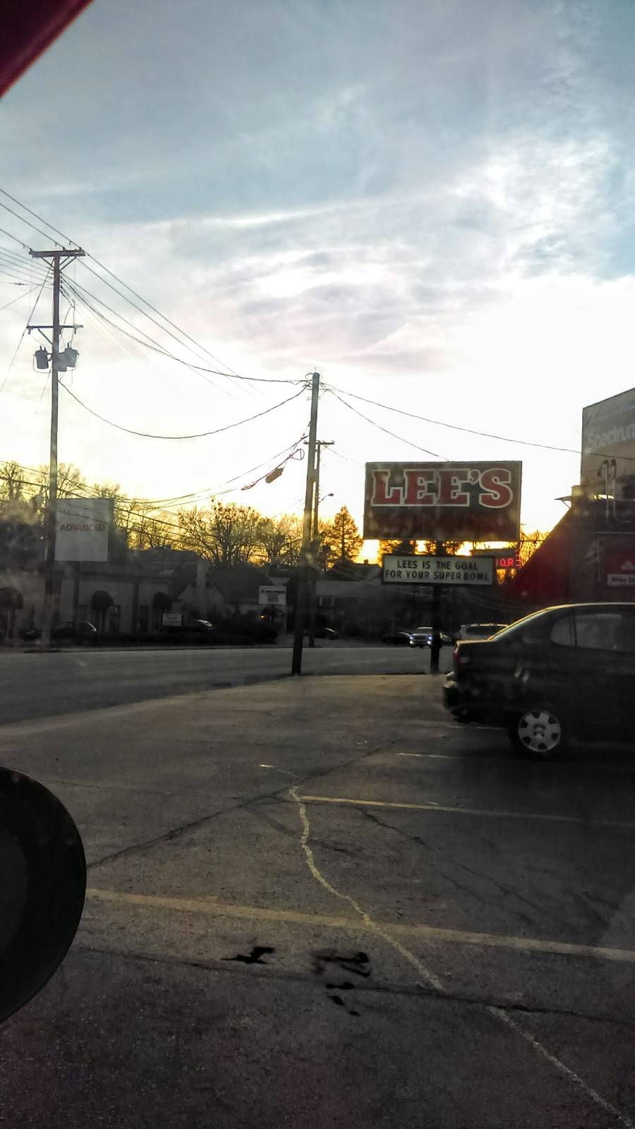 Lees Famous Recipe Chicken | restaurant | 2925 Brownsboro Rd, Louisville, KY 40206, USA | 5028964694 OR +1 502-896-4694