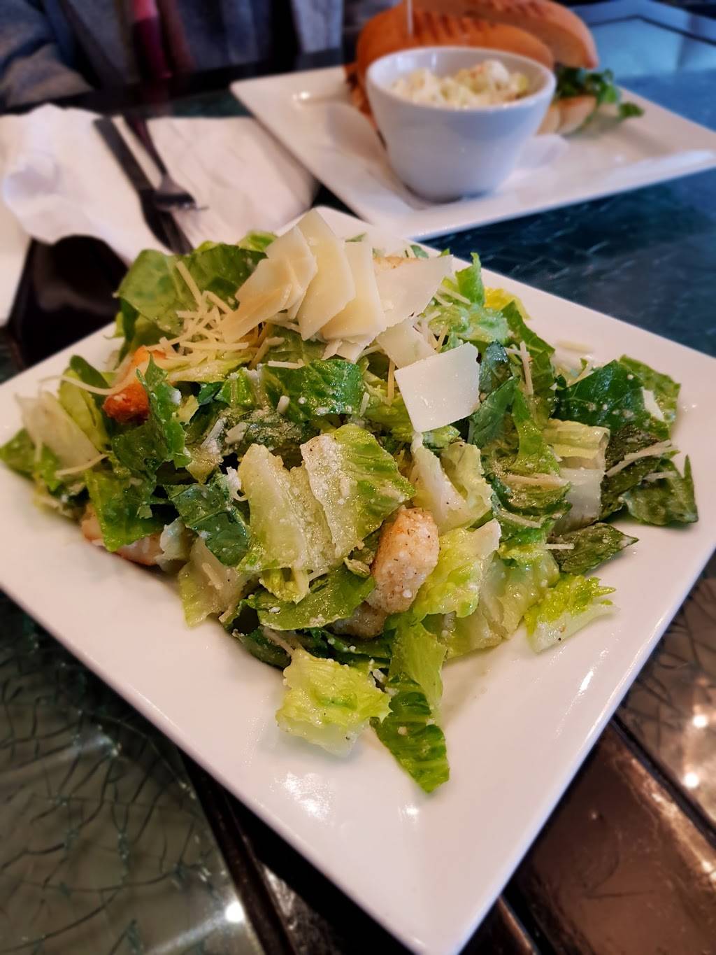 The District Bar and Grill | restaurant | 377 W Larned St, Detroit, MI 48226, USA | 3132858992 OR +1 313-285-8992