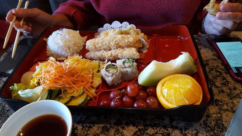 Fins Sushi & Grill | restaurant | 240 Cambridge St, Boston, MA 02114, USA | 6172272277 OR +1 617-227-2277