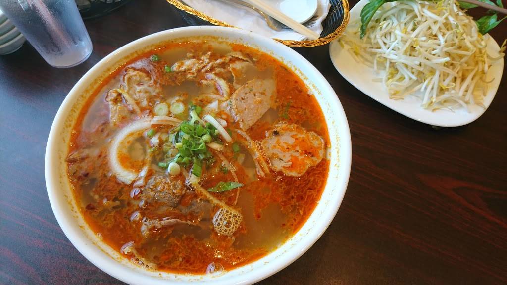 PHO WINDSOR | restaurant | 4450 Walker Rd, Windsor, ON N8W 5S6, Canada | 5199692188 OR +1 519-969-2188